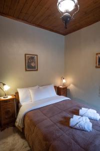 ein Schlafzimmer mit einem Bett mit zwei Handtüchern darauf in der Unterkunft Casa Calda in Sirako