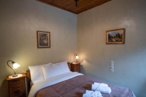 een slaapkamer met een bed met handdoeken erop bij Casa Calda in Sirako