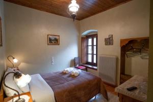 1 dormitorio con cama, mesa y ventana en Casa Calda, en Sirako