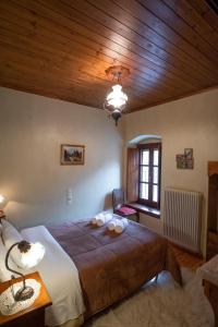 ein Schlafzimmer mit einem großen Bett und einer Holzdecke in der Unterkunft Casa Calda in Sirako