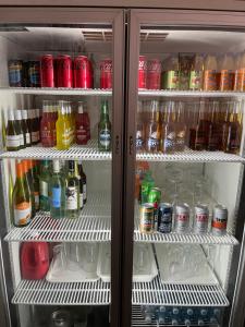 伊丘卡的住宿－費城汽車旅館，冰箱里装满了饮料和饮料