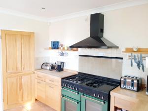 Cucina o angolo cottura di Specious 3bed property with parking & large garden