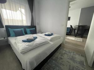 - une chambre avec un lit et des serviettes dans l'établissement Phoenix Luxury Apartment, à Oradea