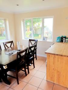 Cucina o angolo cottura di Specious 3bed property with parking & large garden