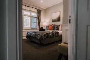 Schlafzimmer mit einem Bett und einem Fenster in der Unterkunft Parkside in Blackheath