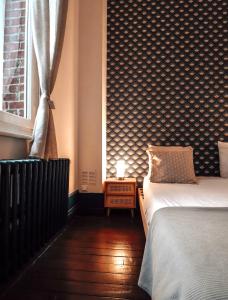 - une petite chambre avec un lit et une fenêtre dans l'établissement Ginkgo Maison d'hôtes, à Amiens