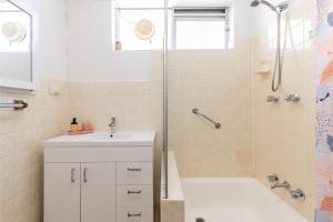 Ένα μπάνιο στο Kooringal 6, 105 Soldiers Point Rd - waterfront unit +26 φωτογραφίες