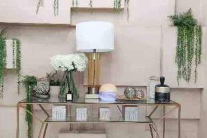 una estantería de cristal con una lámpara y flores. en CityView Condo with balcony-12, en Cagayan de Oro