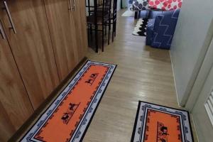 un pasillo con alfombras naranjas y negras en el suelo en CityView Condo with balcony-12, en Cagayan de Oro
