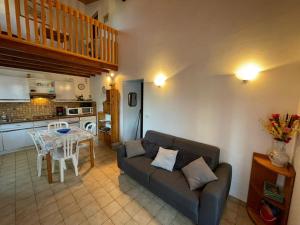 ein Wohnzimmer mit einem Sofa und einem Tisch in der Unterkunft Maison Capbreton, 3 pièces, 5 personnes - FR-1-413-120 in Capbreton