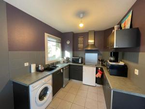 cocina con lavadora y fregadero en Appartement Capbreton, 2 pièces, 4 personnes - FR-1-413-107 en Capbreton