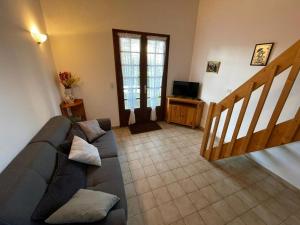 ein Wohnzimmer mit einem Sofa und einem TV in der Unterkunft Maison Capbreton, 3 pièces, 5 personnes - FR-1-413-120 in Capbreton