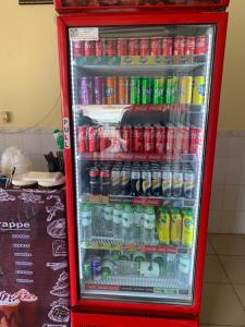 een rode koelkast gevuld met veel drankjes bij HeangKanha GuestHouse in Phumĭ Chŏng Kaôh