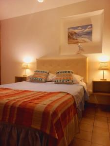 una camera con un grande letto con due lampade di Casa Blanca Beach House - Punta Hermosa - Perú a Punta Hermosa