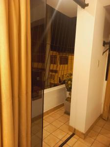 een badkamer met een douche en een geel gordijn bij Casa Blanca Beach House - Punta Hermosa - Perú in Punta Hermosa