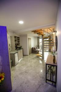 Kuchyň nebo kuchyňský kout v ubytování Artemida Suites