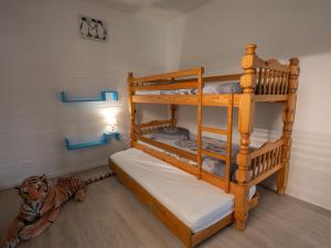 sypialnia z 2 łóżkami piętrowymi z tygrysem na podłodze w obiekcie Stunning 5-Bed House in La Bourboule w mieście Bourboule