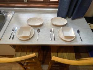 un tavolo con piatti e utensili sopra di Casa El Arte de Frida a San Miguel de Allende