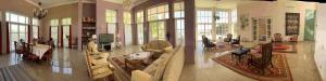 un grand salon avec des canapés et un salon avec des fenêtres dans l'établissement El Gouna dream villa sea front max13+3 people, à Hurghada