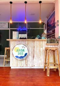 un restaurante con un bar con un cartel en Aromdee at Naithon Beach, en Nai Thon Beach