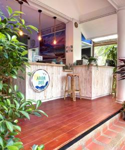 un restaurante con suelo de madera y un bar en Aromdee at Naithon Beach, en Nai Thon Beach