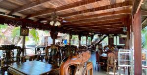 een restaurant met tafels en stoelen en een plafond bij Khách sạn Sao Mai in Ben Tre