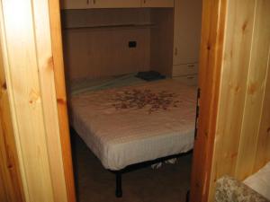 a small bedroom with a bed in a room at Casa vacanza a 1km dalla funivia in Chiesa in Valmalenco