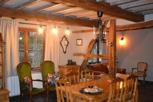 een eetkamer met een houten tafel en stoelen bij Vakantiewoning BarCy in Heyd/Durbuy in Durbuy