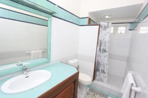 Baðherbergi á Fully furnished luxury villa 3 right on a blue ocean