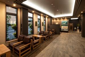 Posezení v ubytování Hotel Route Inn Matsuyama -Katsuyama Dori-