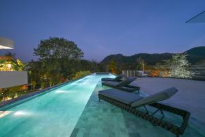 Hotel MYS Khao Yai内部或周边的泳池