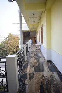 pasillo de un edificio con suelo de baldosa en Tris Planet Kalyani by Easygorooms!!, en Kalyani