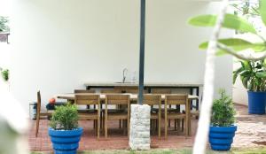 uma área de refeições com mesa, cadeiras e plantas em Private Residences Siargao em General Luna