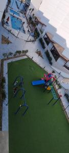 uma vista aérea de um parque infantil com equipamento de basebol em شاليهات فندقيه بورتوسعيد em Port Said
