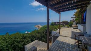 een uitzicht op de oceaan vanuit een huis bij Paradise Place Sifnos in Chrisopigi