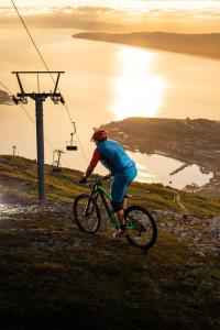 Jízda na kole v ubytování Basecamp Narvik nebo okolí