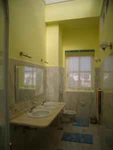 La salle de bains est pourvue de 2 lavabos et de toilettes. dans l'établissement El Gouna dream villa sea front max13+3 people, à Hurghada