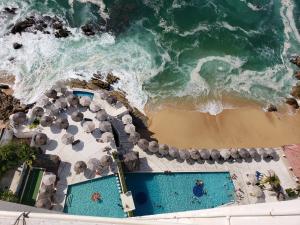 an overhead view of the ocean and the beach at Hotel Torres Gemelas vista al mar a pie de playa in Acapulco