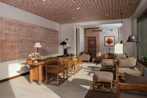 vestíbulo con mesa y sillas y sala de estar en Rivora Heights en Kandy