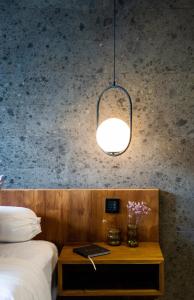 a room with a bed and a table with a lamp at Villa Oasis Bali in Dalung