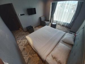 苏尔酒店客房内的一张或多张床位