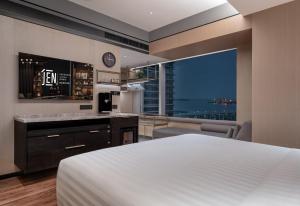 深圳前海JEN酒店,近前海石公园，2400平米健身中心客房内的一张或多张床位