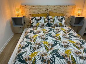 1 dormitorio con 1 cama con 2 altavoces en Chouett'Appart proche frontières en Village-Neuf