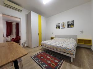 een slaapkamer met een bed en een tafel. bij La Câza a Zêna in Genua