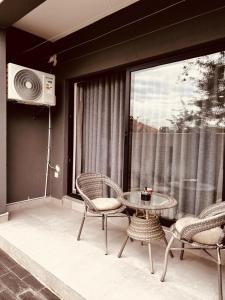 balcón con mesa, sillas y ventana en @Studio102_Sarona, en Broadhurst