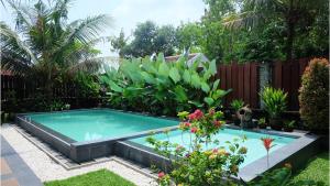 Villa Prambanan Jogja with Private Swimming Pool by Simply Homy 내부 또는 인근 수영장