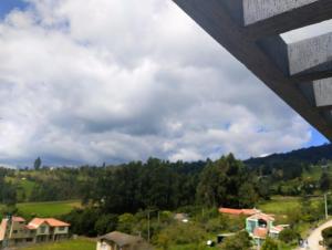 vistas a una colina con casas y árboles en Refugio Flores de María, en Duitama