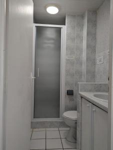 uma casa de banho com um chuveiro, um WC e um lavatório. em Hôtel Restaurant Le Clos Charmant em Vallon-Pont-dʼArc