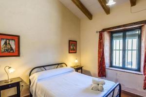 een slaapkamer met een bed en een raam bij Casa Cortijo en Dehesa Sierra León in La Puebla de los Infantes