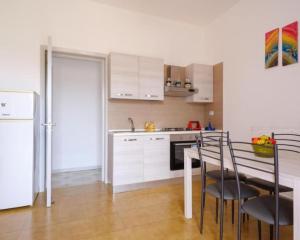 A kitchen or kitchenette at Casa Blasco Porto Cesareo